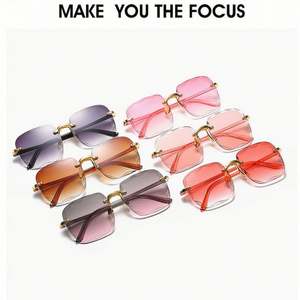 Lunettes de soleil surdimensionnées de luxe pour femmes avec logo personnalisé, verres dégradés roses, lunettes de soleil carrées sans monture pour femmes - Product Image 4
