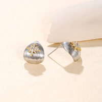 KAVNAR Boucles d'oreilles clous bicolores en laiton plaqué or avec tige en argent 925, motif triangle étoile et zircon cubique pour femme