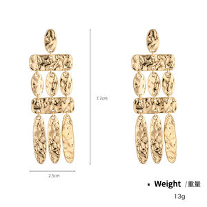 أقراط شرابة من سبيكة معدنية مطلية بالذهب عيار 18 قيراط طويلة بشكل مبالغ فيها للنساء ، أزياء الخريف والشتاء الأمريكية ، بالجملة - Product Image 6
