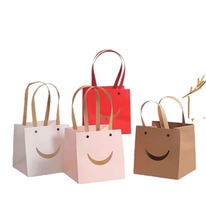 ถุงกระดาษสีขาวพิมพ์โลโก้ที่ออกแบบได้เองเป็นมิตรกับสิ่งแวดล้อมลายการ์ตูนน่ารักเครื่องประดับบูติกของขวัญคริสต์มาสสุดหรูถุงช้อปปิ้ง - Product Image 1