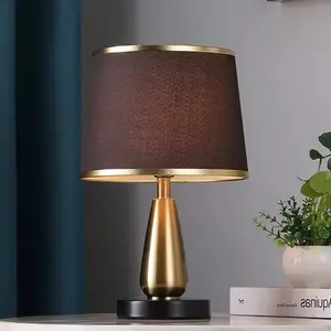 Lampe de table de chevet de chambre à coucher à haute luminosité nordique postmoderne or avec fonction de charge