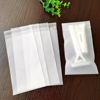 Kit de commodités d'hôtel jetables bon marché en gros Ensemble de commodités sèches en chambre avec pochette en plastique souple CPE