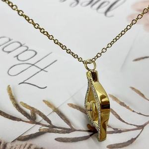 Collier pendentif urne funéraire en forme de cœur plaqué or, en acier inoxydable, pour cendres commémoratives - Product Image 5
