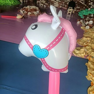 Bâton gonflable en forme de tête de cheval en PVC, 96x33cm, rouge et rose, jouet pour enfants, bâton long en forme d'animal pour jouer - Product Image 3