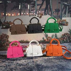 Sac à bandoulière tendance 2025 en poils de veau imprimé zèbre pour femme, sac à main avec poignée nouée audacieuse pour tenue streetwear et shopping - Product Image 3