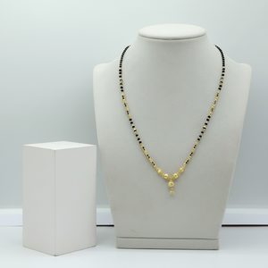 Collier Mangalsutra élégant en or pour femmes, avec perles noires traditionnelles et un design sophistiqué de boule dorée - Product Image 2