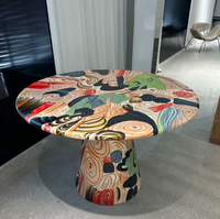 Table ronde moderne personnalisée en fibre de verre, motif graffiti arc-en-ciel coloré, dessiné à la main, table d'appoint à motifs colorés