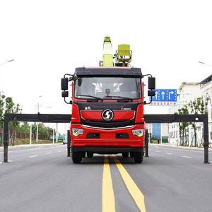 Camion grue Shacman Delong 4x2 avec châssis Zoomlion de 8 tonnes pour le levage en construction et le levage d'arbres en jardinage - Product Image 3