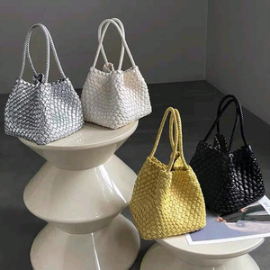 Sac cabas tissé artisanal en cuir véritable haut de gamme pour femme, petit sac à main raffiné, sac seau, sac boulette - Product Image 1