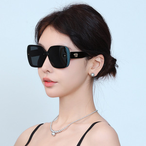 Lunettes de soleil de luxe pour femmes, monture noire, verres TAC polarisés UV400, style grande monture, mode estivale, monture en plastique, lunettes PC - Product Image 1