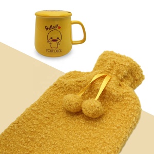 Ensemble cadeau de haute qualité comprenant une tasse en forme de canard jaune, une bouteille d'eau chaude en caoutchouc avec housse en peluche et des chaussons - Product Image 5