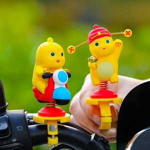 ฟิกเกอร์การ์ตูนมังกรนม ของตกแต่งพลาสติกแบบโยกได้สำหรับสกู๊ตเตอร์ ติดตั้งง่าย ของตกแต่งสำหรับปั่นจักรยานในฤดูร้อน - Product Image 1