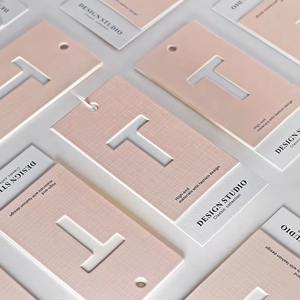 Etiquetas colgantes ecológicas personalizadas directas de fábrica, diseño texturizado hueco de papel, serigrafía impresa para ropa, bolsos, zapatos - Product Image 3