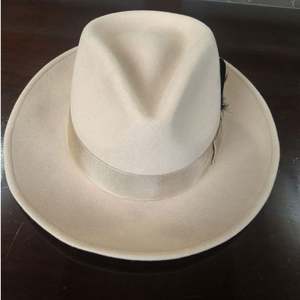 Sombrero Fedora Unisex de Lana H628B con Cinta y Pluma, Gorra de Jazz Personalizada, Sombreros Fedora de Fieltro para Invierno y Exteriores, Sombrero Homburg de Lana - Product Image 1