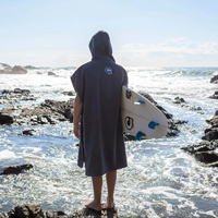 Vente en gros de serviette poncho de plage avec logo brodé personnalisé 100% coton serviette à capuche poncho de surf pour adultes