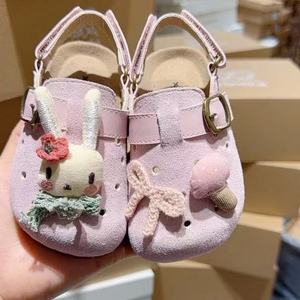 Zuecos de Gamuza con Decoración de Conejito para Niñas - Sandalias con Hebilla y Suela Suave para Niños Pequeños - Product Image 3