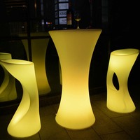 Tables de bar à cocktails en plastique éclairées par LED modernes pour une utilisation hôtelière, imperméables IP60/IP65, ensemble de meubles de fête en plein air à louer