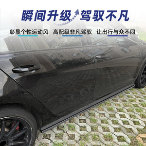 สเกิร์ตข้างรถยนต์ Volkswagen Golf 7 Mk7 GTI R สีดำเงา ลายคาร์บอนไฟเบอร์ วัสดุ ABS ปี 2013-2019 - Product Image 3