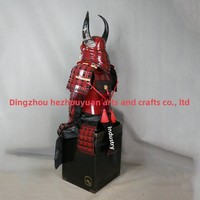 Armure de samouraï japonaise en fer, faite à la main, personnalisable, avec boîte en bois à cornes rouges, accessoires de costume pour accessoire télévisuel