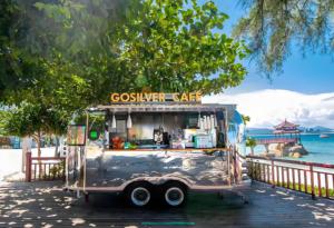 Carrito de Sándwiches Cubanos con Pan Prensado y Carne de Cerdo Mojo, Jamón y Queso Suizo con Encurtidos, Fusión Miami-Havana - Product Image 2