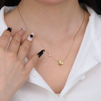 Collier Chris April en acier inoxydable 316L avec perle d'eau douce, design floral unique, breloques simples et tendance