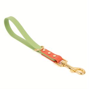 Cable de tráfico para perros con mango corto de PVC resistente al agua, lo que le permite tener un control rápido de su perro cuando sea necesario - Product Image 1