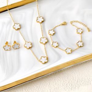 Parures de bijoux tendance en acier inoxydable hypoallergénique plaqué or 14k 18k, anti-ternissement, pour femmes (collier, boucles d'oreilles, bague, bracelet) - Product Image 2