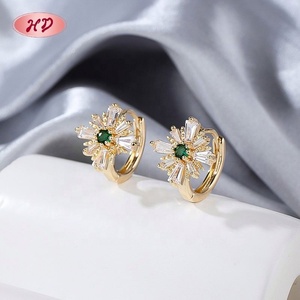 คอลเลกชันต่างหูทรงบาแกตต์ลายซันเบิร์สต์ ขายส่ง ทำจากทองเหลืองชุบทอง 18K  เครื่องประดับ คอลเลคชั่นต่างหูทรงพระอาทิตย์ - Product Image 5