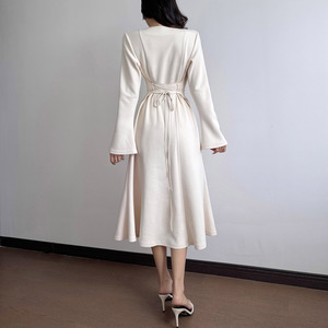 Robe longue élégante unie à col rond et boutonnée sur le devant, à manches longues, avec ceinture à nouer, coupe trapèze pour femme - Product Image 6