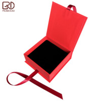 ROGOOD 90x90x35mm Festliche rote Schmuckschatulle im Buchstil mit Band für Halskette, Ring, Ohrringe, Armband P1741