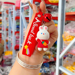 Llavero de conejo blanco adorable al por mayor, exquisito llavero de coche de dibujos animados, llavero de corazón para niña, hecho de silicona, PVC, metal, plástico y aleación. - Product Image 4