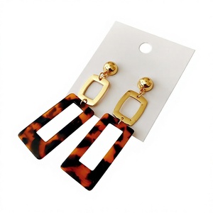 Boucles d'oreilles créoles fantaisie géométriques en résine pour femme, bijoux tendance et élégants pour fêtes et mariages, en acrylique et lucite, style statement - Product Image 6