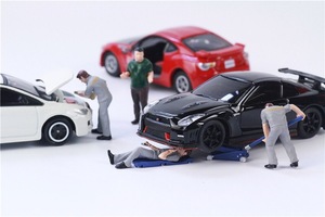 Figura in scala 1:64 di un meccanico per un'auto modello, accessori per officina, figura di operatore da 0 kg - Product Image 2