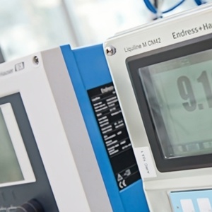 Medidor de Nivel por Radar Endress+Hauser Liquiline CM442/CM444/CM448, Carcasa de Plástico E+H, Transductor Multiparamétrico Digital - Product Image 1