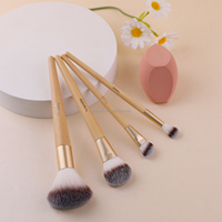 Échantillon Gratuit – Nouvelle Trousse Professionnelle de 4 Pinceaux de Maquillage Visage à Marque Blanche avec Poils Synthétiques, Manche en Bois, Éponge et Pochette pour Correcteur