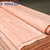 Placage de bois naturel écologique en okoumé du Gabon, coupe rotative, texture lisse pour applications de surface décorative de meubles en contreplaqué
