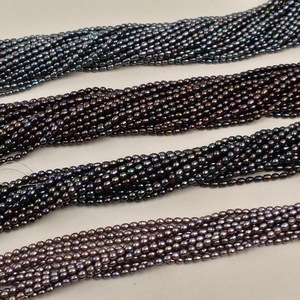 חרוזי פנינה בצורת אורז שחור בגודל 3-4 מ\\\"מ בצבע ירוק טווס, חרוזי אורז שחור, פניני מים מתוקים טבעיות, ז'וג'י לתכשיטים, חרוזים בתפזורת - Product Image 3