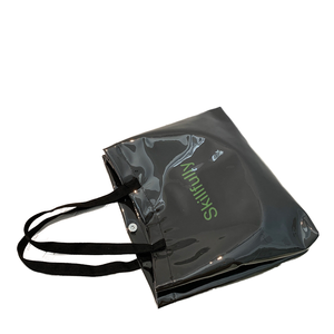 Vente directe d'usine, pochette debout transparente en PVC imperméable et écologique avec des matériaux recyclés pour les lotions et les shampooings - Product Image 1