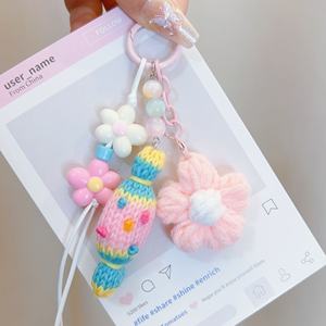 Llavero de punto hecho a mano con diseño de flor y dulce, ideal como adorno para bolso, coche o teléfono móvil para niñas. - Product Image 1