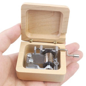 Boîte à musique en bois à manivelle professionnelle, gravée sur mesure, thème « Nous sommes les champions », 18 notes, mécanisme à remontoir en bois, créative, vente en gros - Product Image 4