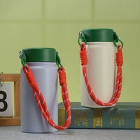Botol Air Termos Warna Solid Matte Bahan Stainless Steel 304 Terisolasi, Flask Portabel Dengan Tali Anyaman untuk Penggunaan Sehari-hari di Luar Ruangan