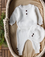 Conjunto de 3 Piezas de Ropa de Bebé Tejida en Algodón Orgánico OEM, Suéter, Pantalones y Gorro para Recién Nacido, Ropa de Punto para Bebé con Botones de Madera, Conjunto de Regalo para Llegar a Casa