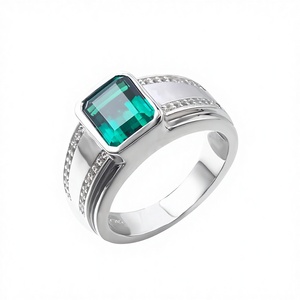 แหวนแต่งงานหรือแหวนหมั้นสำหรับผู้ชายจาก UM Jewelry ประดับด้วยมรกตสีเขียวทรงแปดเหลี่ยมเจียระไนอย่างหรูหรา ตัวเรือนเงินแท้ - Product Image 3