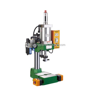 Machine de production d'aimants de réfrigérateur pneumatique avec presse pour l'encastrement de badges métalliques circulaires et carrés - Product Image 1