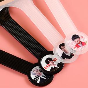 Éventail miniature personnalisé en PVC plastique pour groupe Kpop coréen - Product Image 6