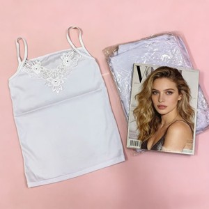 Camisola Blanca con Encaje Frontal Modelo XMK008 de $0.65 para Mujer, Top sin Mangas Suave y Elástico - Product Image 2