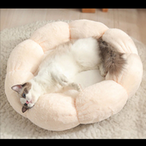 Cama para mascotas Elyzabeth con forma de flor, base antideslizante, felpa suave, cama acogedora y linda para gatos de interior - Product Image 5
