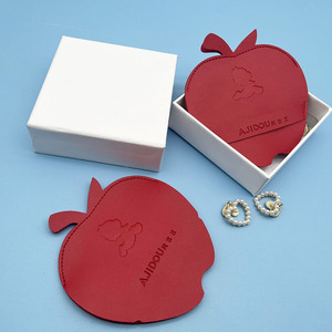 Vente en gros de sacs d'emballage pour bijoux en cuir pliables de luxe personnalisés en forme de pomme avec logo en relief - Product Image 4