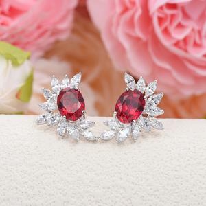 Pendientes de Mujer MUSHAN, Plata de Ley S925, Chapados en Oro Verdadero, Alas de Ángel, Color Rojo Sangre de Pichón Sintético Artificial - Product Image 4