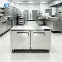 Plan de travail réfrigéré en acier inoxydable commercial facile à nettoyer, avec réfrigérateur sous comptoir et éclairage LED lumineux pour cuisine de restaurant très fréquentée